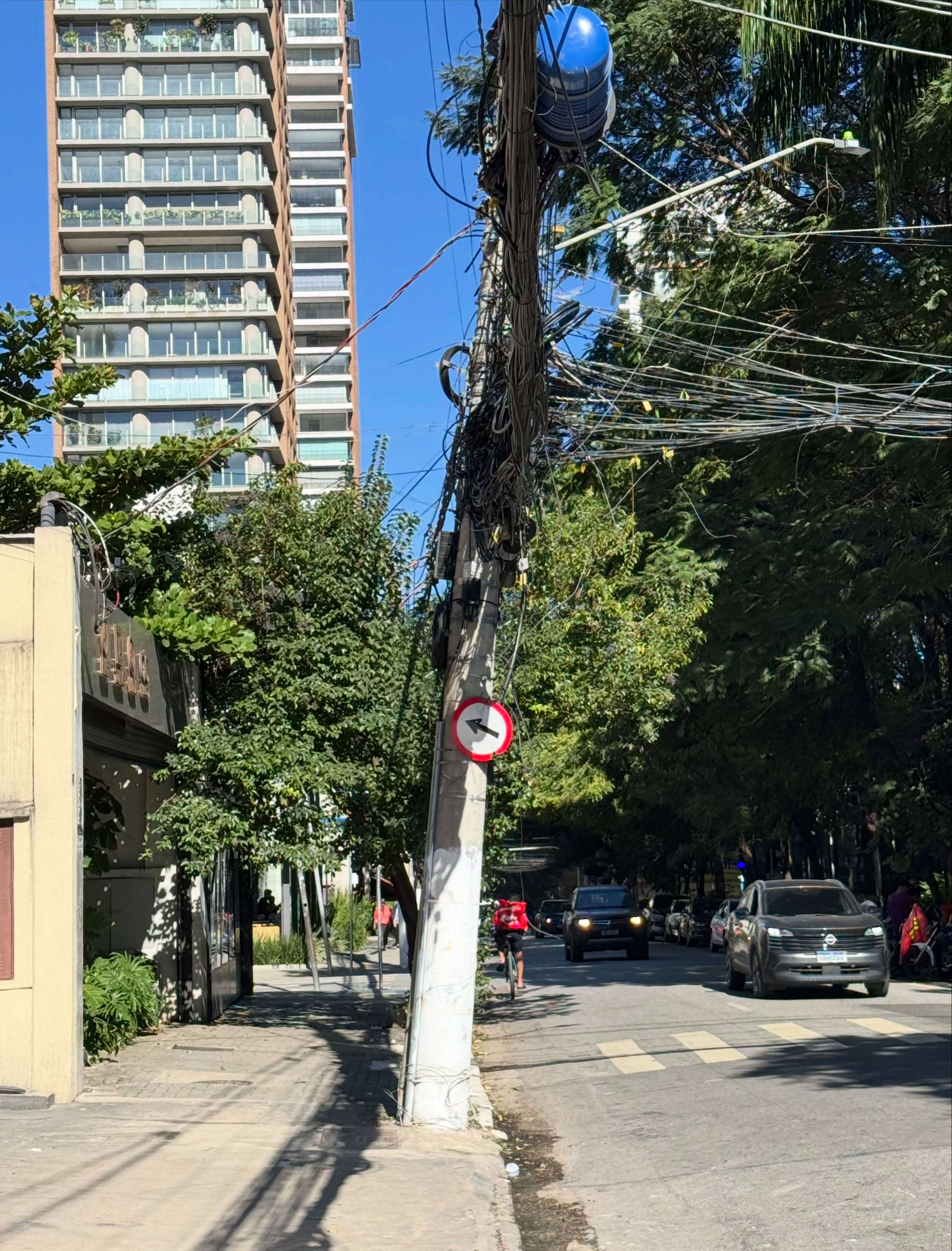 Gente! Olha o absurdo, esse poste bem na Clodomiro Amazonas, altura da Horácio Lafer.
